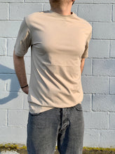 Carica l&#39;immagine nel visualizzatore di Gallery, T-SHIRT &quot;Bend to the Sun&quot; Light Brown
