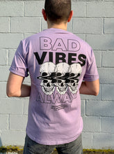 Carica l&#39;immagine nel visualizzatore di Gallery, T-SHIRT &quot;Bad Vibes&quot; Lilac
