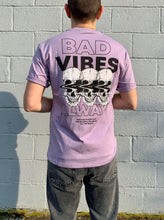 Carica l&#39;immagine nel visualizzatore di Gallery, T-SHIRT &quot;Bad Vibes&quot; Lilac
