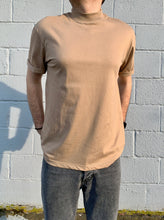 Carica l&#39;immagine nel visualizzatore di Gallery, T-SHIRT &quot;Fearless&quot; Light Brown
