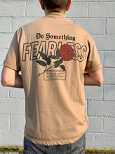 Carica l&#39;immagine nel visualizzatore di Gallery, T-SHIRT &quot;Fearless&quot; Light Brown
