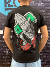 Carica l&#39;immagine nel visualizzatore di Gallery, T-SHIRT &quot;PRAY FOR MONEY&quot;
