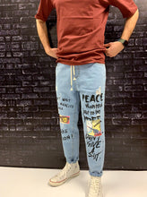 Carica l&#39;immagine nel visualizzatore di Gallery, Jeans &quot;Peace&quot;
