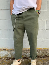 Carica l&#39;immagine nel visualizzatore di Gallery, Jeans Cropped Verde Militare
