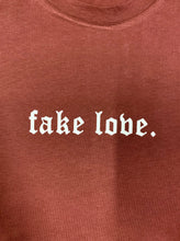 Carica l&#39;immagine nel visualizzatore di Gallery, T-SHIRT &quot;Fake Love.&quot; Granata
