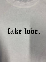 Carica l&#39;immagine nel visualizzatore di Gallery, T-SHIRT &quot;Fake Love.&quot; White
