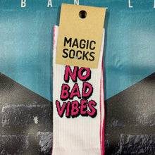 Carica l&#39;immagine nel visualizzatore di Gallery, Magic Socks &quot;No Bad Vibes&quot; Purple Fluo TwoFace
