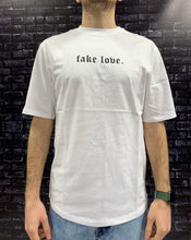 Carica l&#39;immagine nel visualizzatore di Gallery, T-SHIRT &quot;Fake Love.&quot; White
