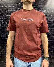 Carica l&#39;immagine nel visualizzatore di Gallery, T-SHIRT &quot;Fake Love.&quot; Granata
